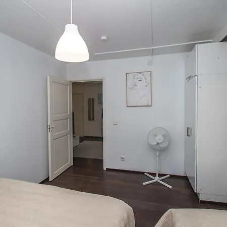 Huoneisto Cozy Near Metro Station *