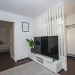 شقة Cozy Near Metro Station *